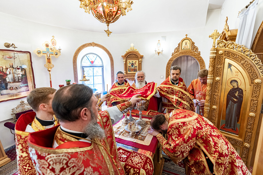Божественная литургия в храме иконы Божией Матери «Нечаянная Радость» в посёлке санатория «Подмосковье» г.о. Домодедово